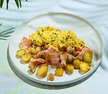 Скрэмбл с томатами и беконом