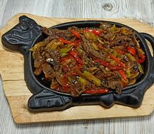 Шипящая сковородка с говядиной и овощами