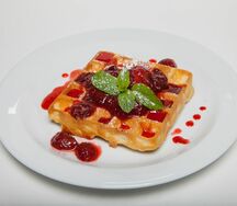 Вафли с горячей клубникой