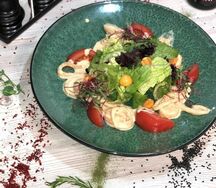 Теплый салат с морепродуктами