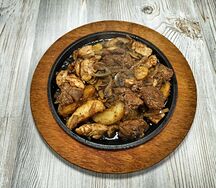 Шипящая сковородка с куриными потрошками