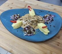 Беф-строганов из телятины в сливочно-грибном соусе