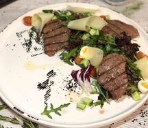 Стейк-салат с говядиной