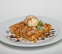 Вафли с мороженым и карамелью