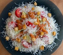 Салат Цезарь с лососем