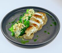 Куриная грудка с паштетом и брокколи