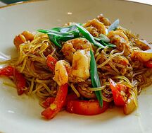 Сингапурская лапша с креветками