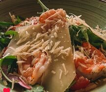 Салат Цезарь с тигровыми креветками