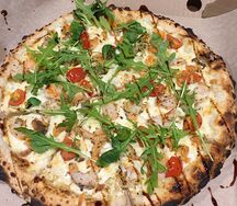 Пицца Семга, креветки, руккола