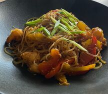 Сингапурская лапша с курицей