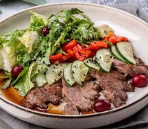 Салат с уткой и печёным перцем