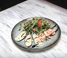 Салат из рукколы с мидиями и креветками