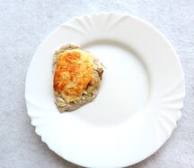 Запеченная куриная грудка с помидором