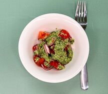 Помидоры с брынзой и соусом песто