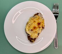 Говядина  с маринованным луком