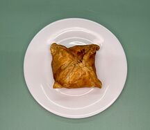 Слойка с зеленым луком и яйцом