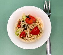 Редька с помидорами и маслинами