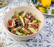 Салат с крабом и страчателлой