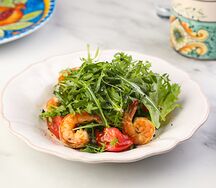 Салат с креветками и рукколой