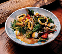 Салат с кальмаром-гриль и манговым соусом