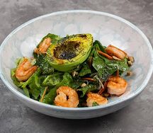 Большой зеленый салат с авокадо гриль и креветками тигровыми