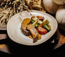 Свиной язык с овощами