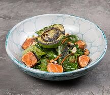 Большой зеленый салат с авокадо гриль и форелью