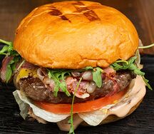 Бургер с жареным беконом BBQ