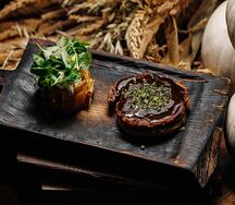 Стейк из свинины с перечным соусом