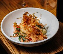 Салат с креветками темпура