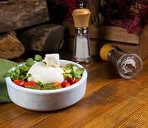 Салат с сыром буррата и свежими томатами конфи