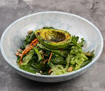 Большой зеленый салат с авокадо гриль