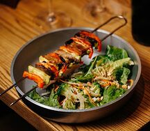 Салат с языком гриль