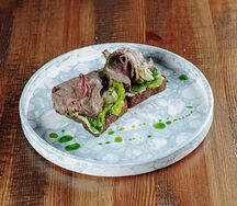 Брускетты с ростбифом