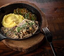 Бефстроганов с копченой грудинкой