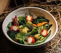 Греческий салат с фирменными копчёными томатами