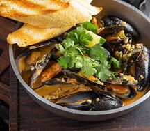 Мидии в соусе том ям