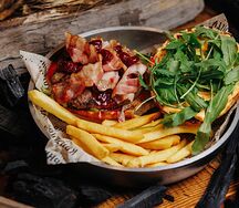 Бургер с беконом и вишневым конфитюром