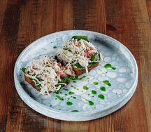 Брускетты с крабом и гуакамоле