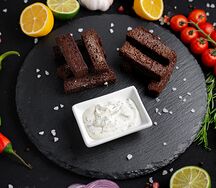 Гренки с чесночным соусом