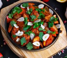 Сковородка с куриной грудкой