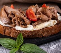 Брускетта с ростбифом