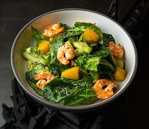 Салат с креветками и манго