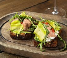 Брускетты с ростбифом на пивном хлебе