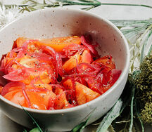 Помидоры с луком под ароматным маслом