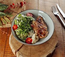 Салат с цыпленком гриль