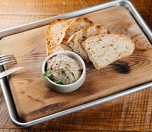 Поджаренный на гриле хлеб с паштетом из мяса птицы