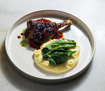 Утиная ножка конфи с ягодным соусом