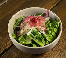 Хрустящие листья салата с овощами