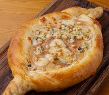 Хачапури Груша-горгонзола